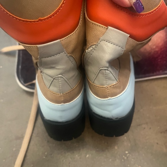 CHASE AND Chloe boots 🥾 size 7 women’s. Tan, blue and orange with black heel - Picture 5 of 7